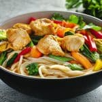 Recette de nouilles sautées au poulet : version thaï, rapide et parfumée