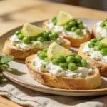 Crostini aux petits pois frais et ricotta citronnée : l&rsquo;apéritif de printemps prêt en 10 minutes qui fait l&rsquo;unanimité