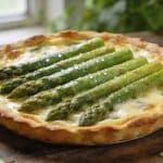 « J'avais des asperges qui traînaient au frigo » : cette tarte fine du printemps est devenue mon incontournable du dimanche