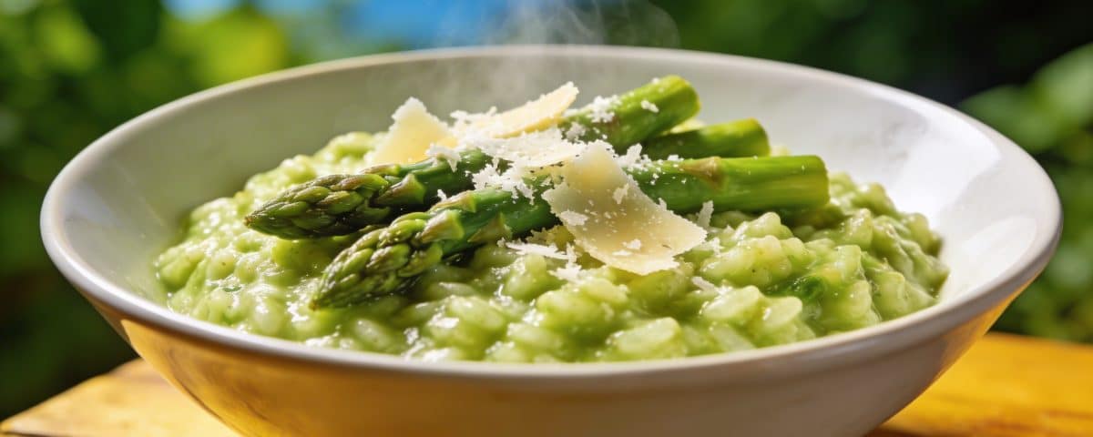 Risotto aux asperges vertes et parmesan : le plat de printemps crémeux prêt en 25 minutes qui fait l'unanimité à table