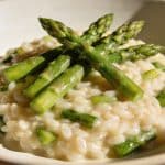 Risotto aux asperges vertes : la recette crémeuse qui célèbre l'arrivée des premiers légumes de printemps