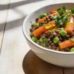 Salade de lentilles aux légumes de printemps : le plat complet et rassasiant prêt en 20 minutes