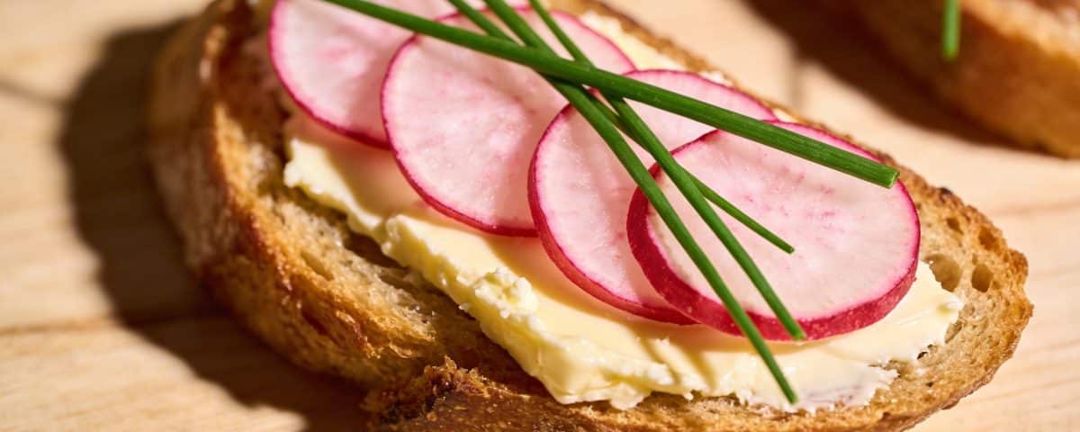 Tartine de radis rose, beurre salé et ciboulette fraîche : le casse-croûte de mars par excellence