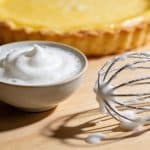 Ce qu'on fait avec le blanc d'œuf qu'on jette après une mayonnaise et qui change tout pour les desserts