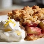 Le crumble de rhubarbe revisité avec cet ingrédient surprenant qui sublime son acidité