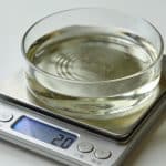 Balance avec liquide transparent mesurant masse exacte.