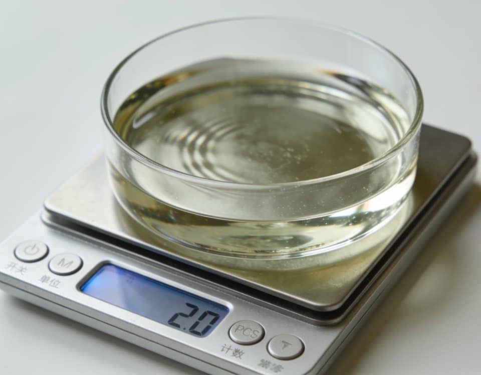 Balance avec liquide transparent mesurant masse exacte.