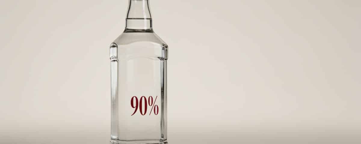 Bouteille transparente d'alcool a quatre-vingt-dix degres