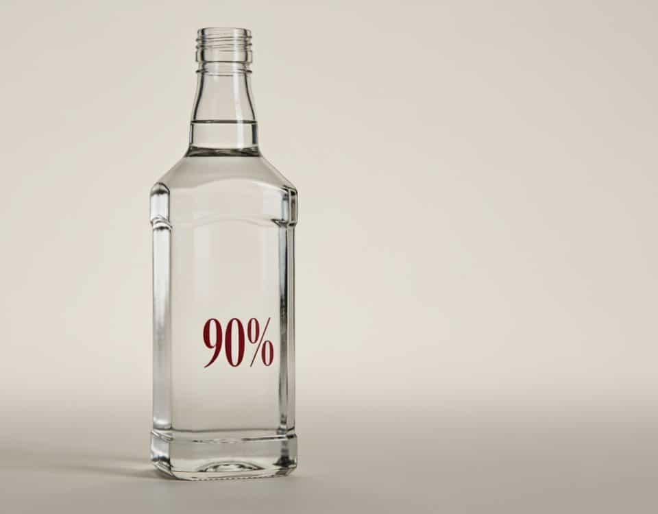 Bouteille transparente d'alcool a quatre-vingt-dix degres