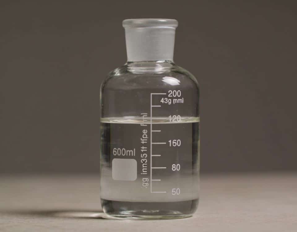 Bouteille graduée montrant la conversion de millilitres en grammes