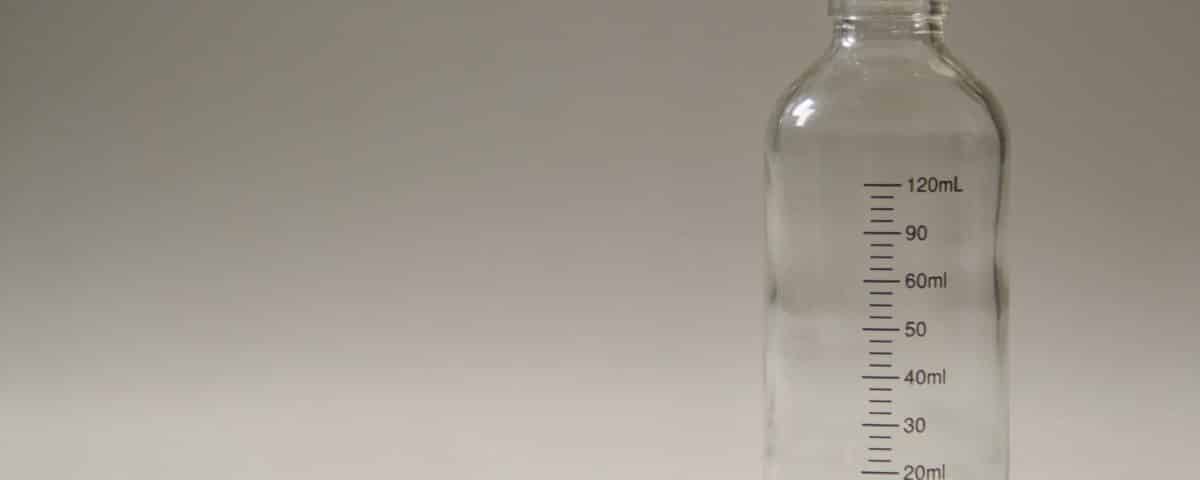 Bouteille graduee avec marquages de mesure en centilitres.