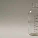 Bouteille graduee avec marquages de mesure en centilitres.