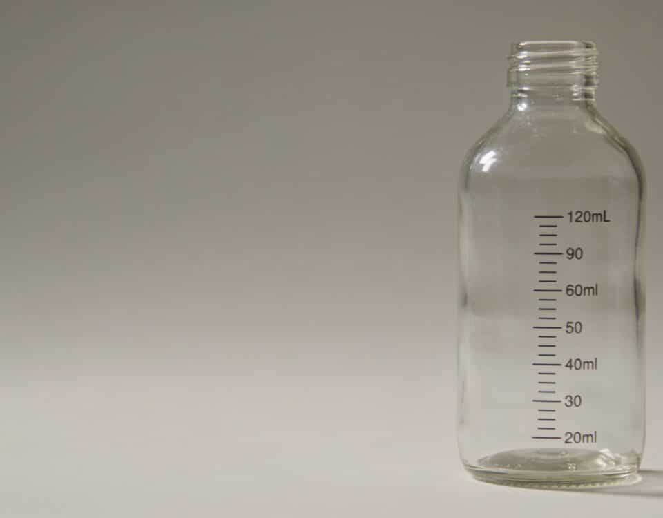 Bouteille graduee avec marquages de mesure en centilitres.