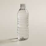 Bouteille plastique transparente de cinq cents millilitres.