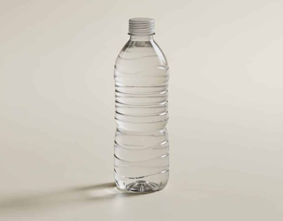Bouteille plastique transparente de cinq cents millilitres.