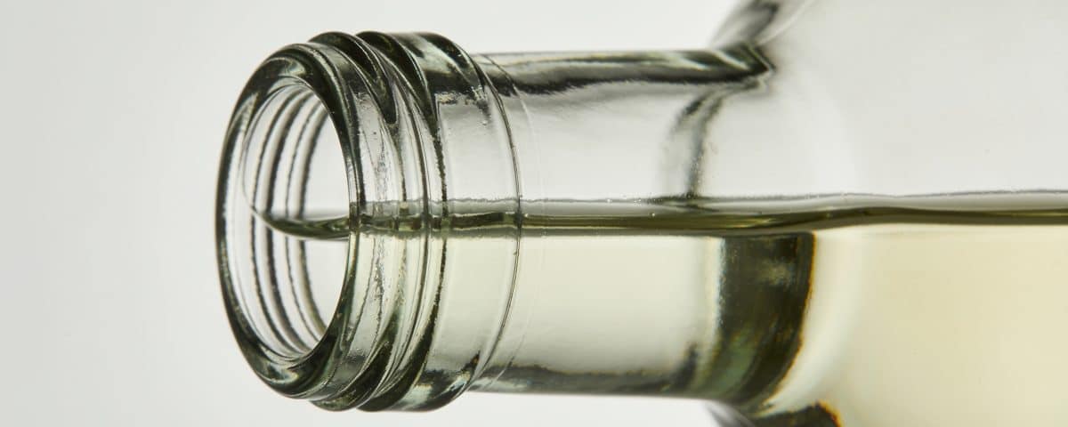Bouteille de verre translucide remplie partiellement liquide