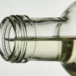 Bouteille de verre translucide remplie partiellement liquide