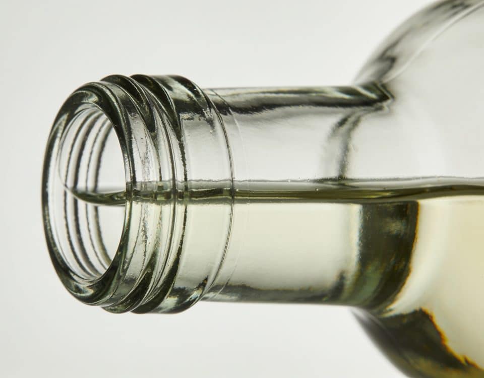 Bouteille de verre translucide remplie partiellement liquide