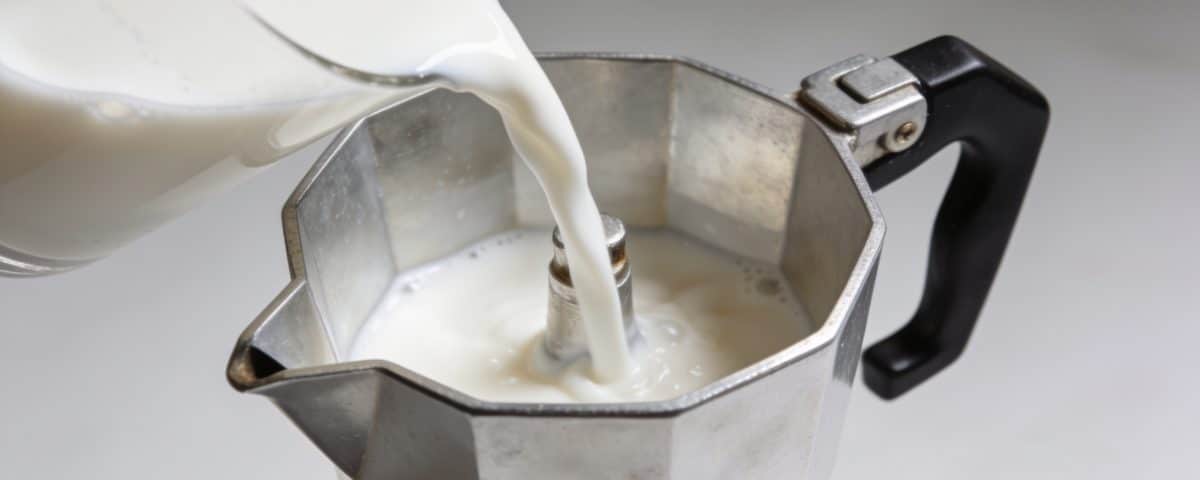 Cafetiere avec liquide blanc versé dedans lentement