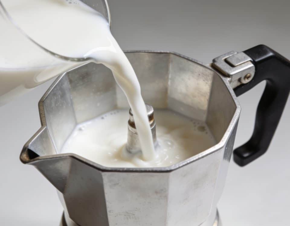 Cafetiere avec liquide blanc versé dedans lentement