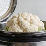 Chou-fleur entier dans cocotte minute ouverte.