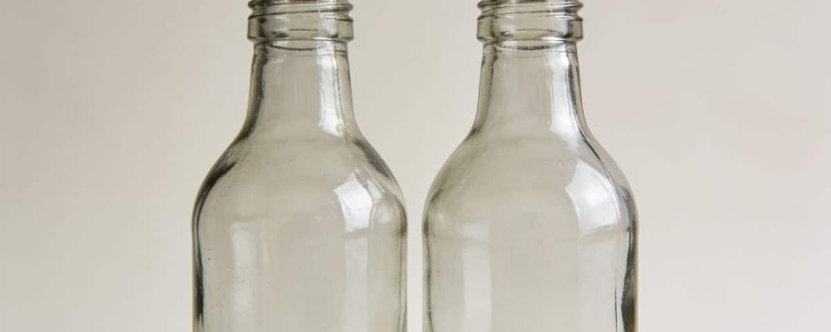 Deux bouteilles en verre transparent alignees cote a cote