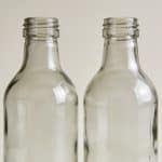 Deux bouteilles en verre transparent alignees cote a cote
