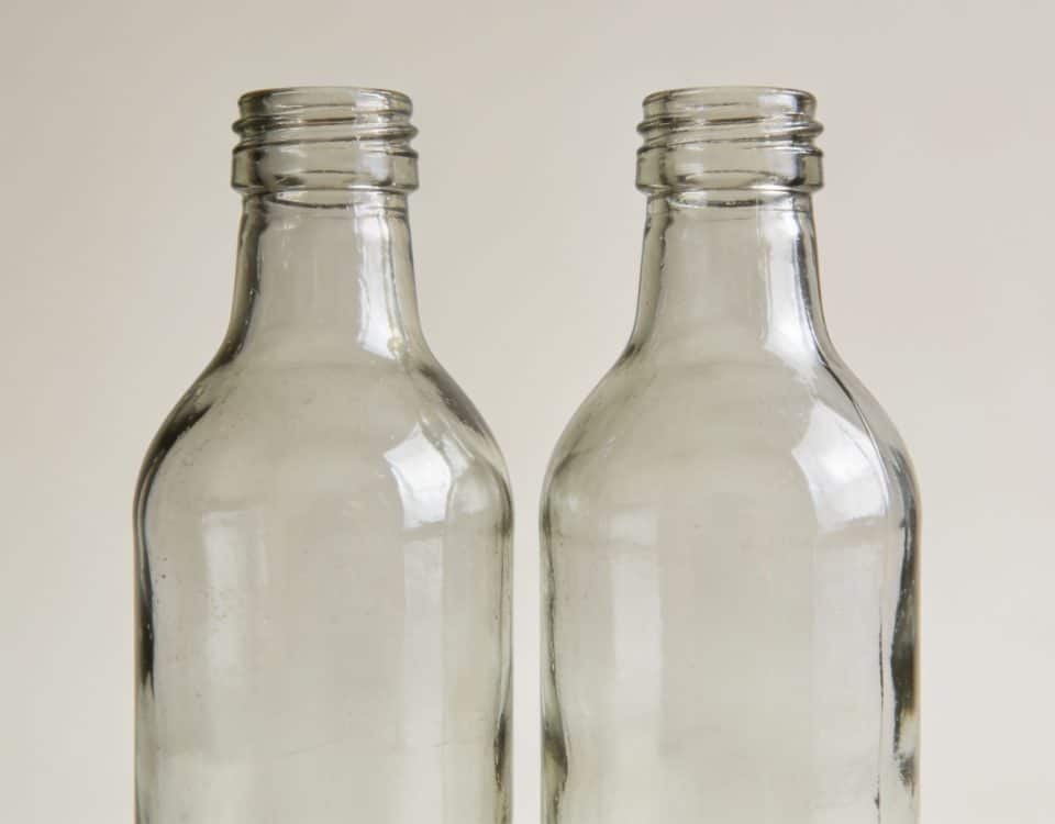 Deux bouteilles en verre transparent alignees cote a cote