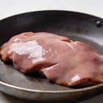 Foie de veau rose pale dans poele chaude.