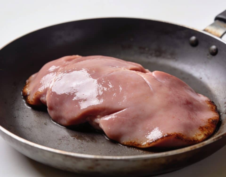 Foie de veau rose pale dans poele chaude.