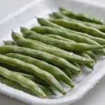 Haricots verts frais alignes sur plateau congelation.