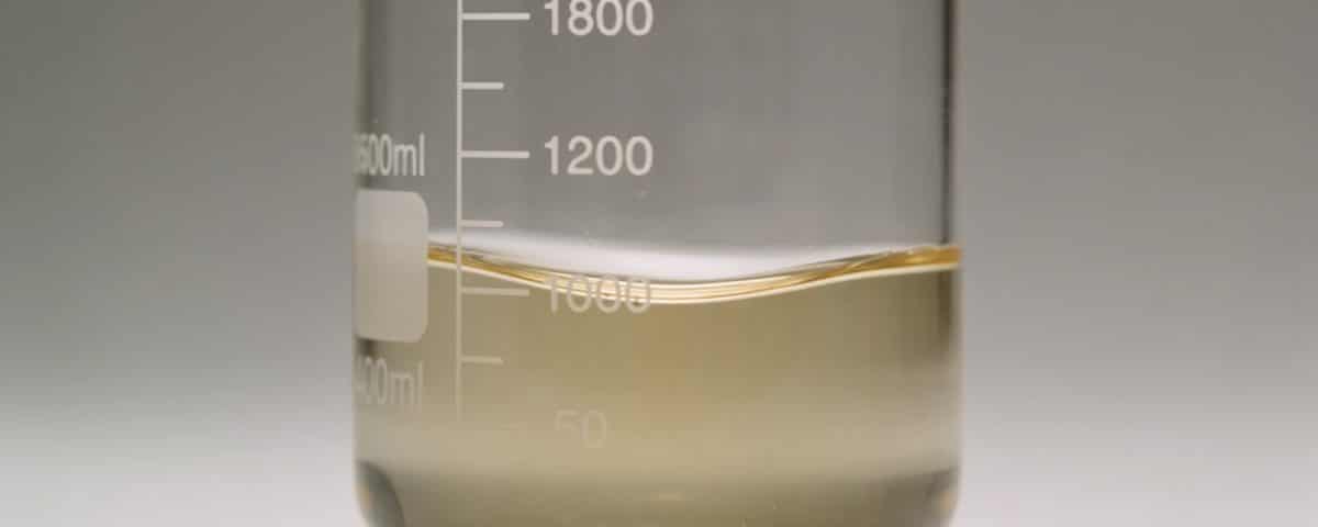 Verre de mesure avec liquide marquant quatre cents millilitres.