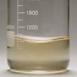 Verre de mesure avec liquide marquant quatre cents millilitres.