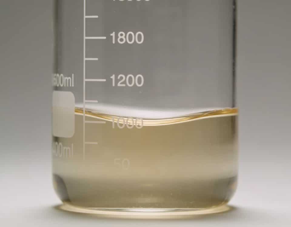 Verre de mesure avec liquide marquant quatre cents millilitres.
