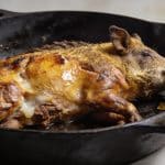 Sanglier rôti dorant dans cocotte fonte chaude.