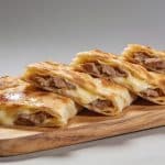 Roti orloff dore en tranches sur planche bois