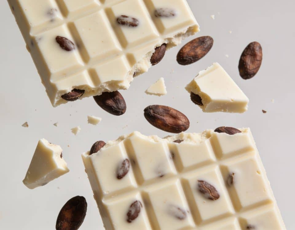 Tablette de chocolat blanc cassee avec feves de cacao