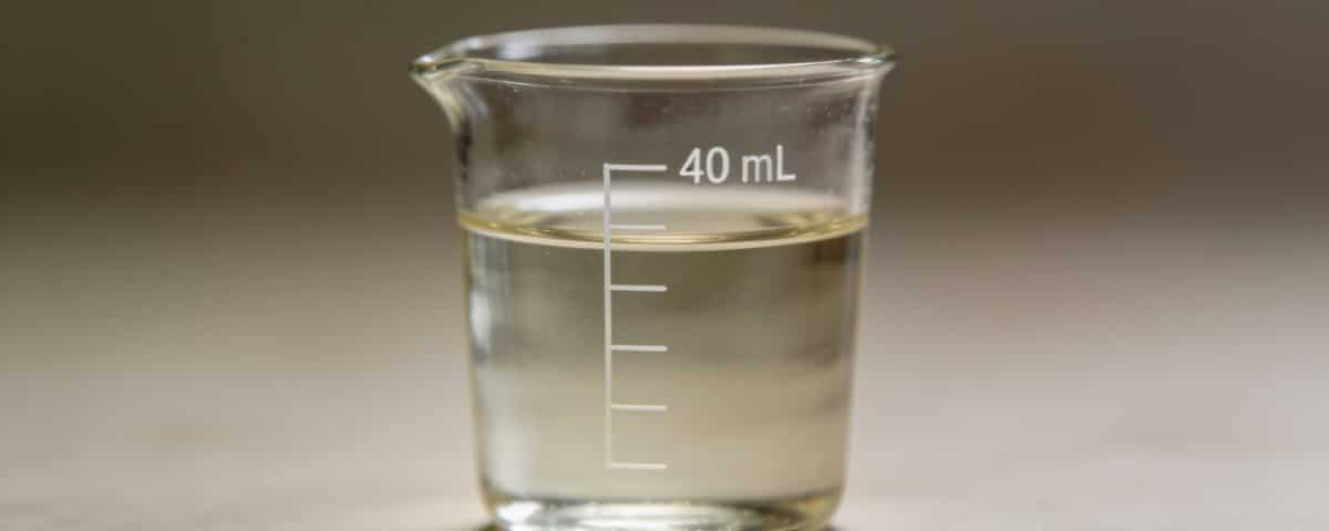 Verre gradué affichant quarante millilitres de liquide clair