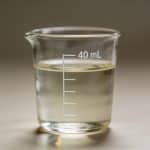 Verre gradué affichant quarante millilitres de liquide clair