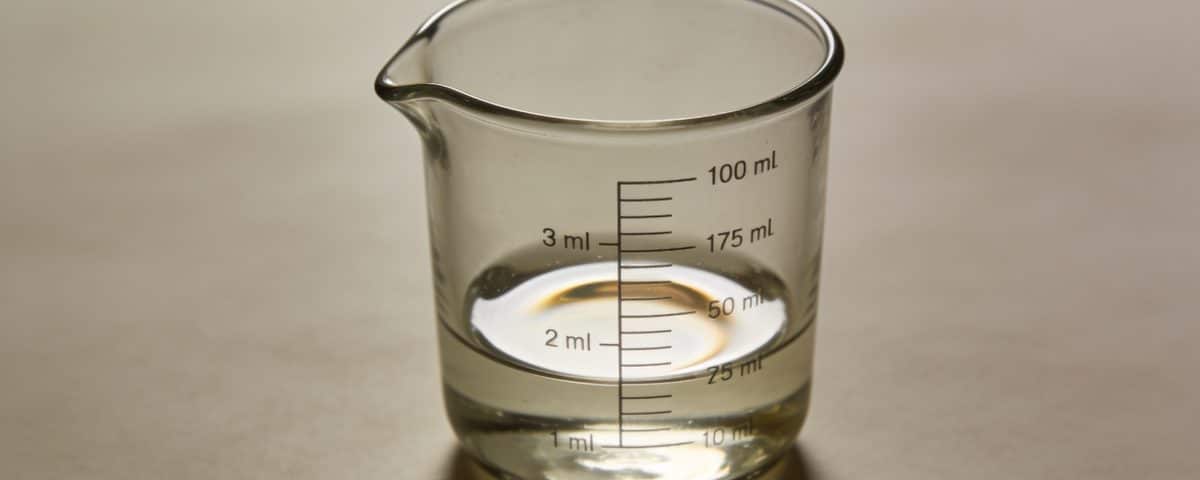 Verre mesure transparent affichant graduations millilitres et centilitres