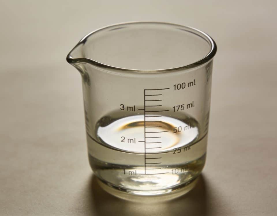 Verre mesure transparent affichant graduations millilitres et centilitres