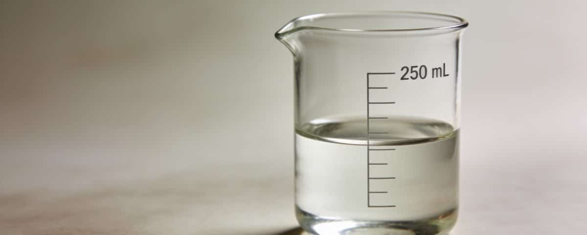 Verre mesureur affichant deux cent cinquante millilitres de liquide