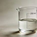 Verre mesureur affichant deux cent cinquante millilitres de liquide