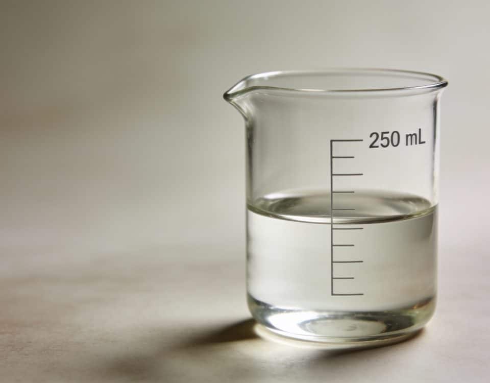 Verre mesureur affichant deux cent cinquante millilitres de liquide
