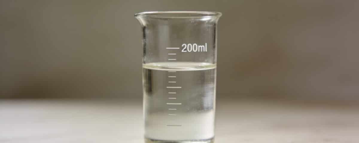 Verre mesureur transparent affichant deux cents millilitres liquide.