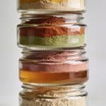 Verres empiles contenant ingredients colores couches superposees